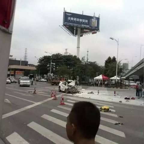 佛山禅城发生车祸,事故现场及救援情况报道